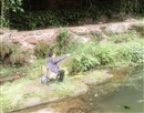 真没想到小溪沟也有人在钓鱼